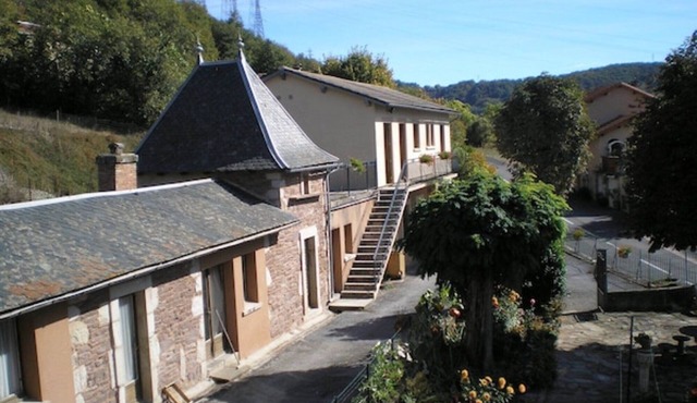 Gite La Combe de Melvieu with Mountain View