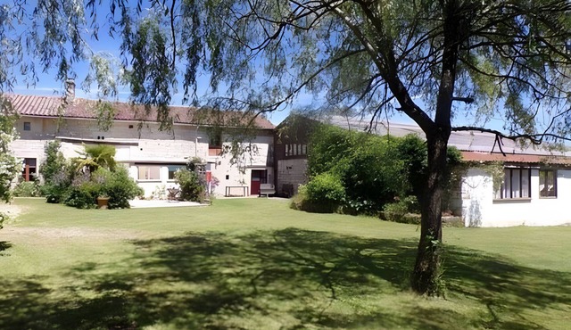 Gîte La Grange – Comfortable Stay with Pool and Playground in La Chapelle-Pouilloux