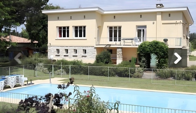 Gite La Garonne with Shared Pool, Communal Garden, and Wi-Fi