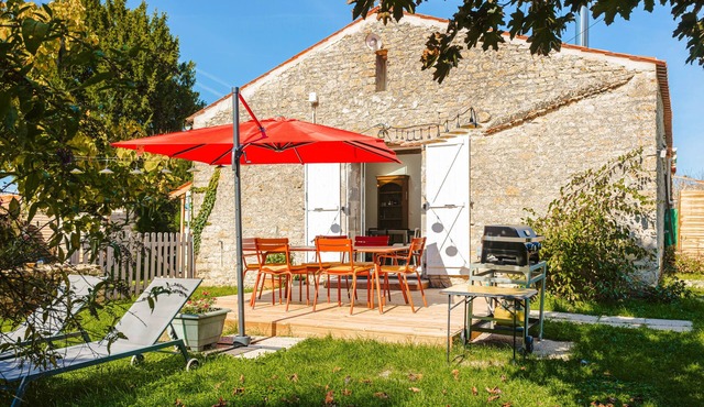 Gîte 'La Grange Hulotte' with Private Terrace, Shared Garden and Wi-Fi