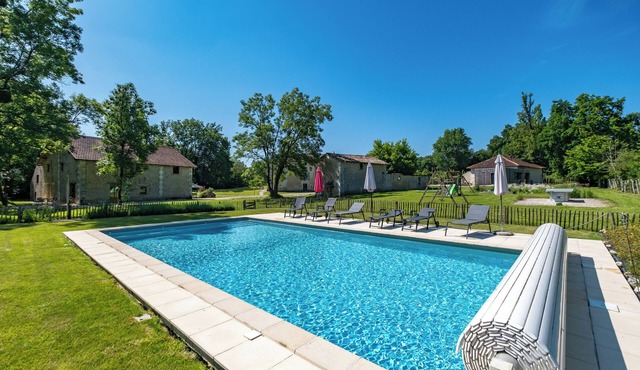 Gîte La Grange with Shared Pool, Private Terrace and Wi-Fi
