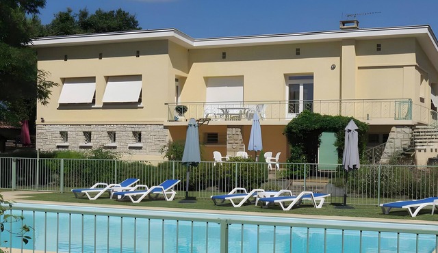 Gite La Lède with Shared Pool, Communal Terrace and Wi-Fi