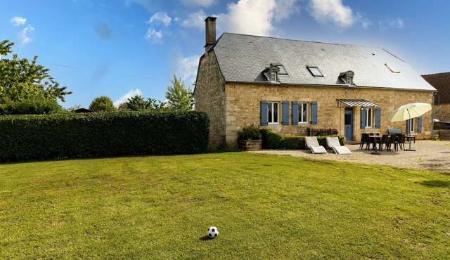 Gîte La Mauratie with Shared Pool, Private Terrace, and Wi-Fi