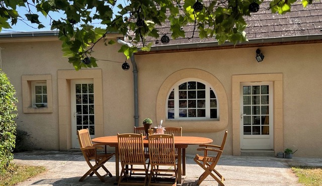 Gite la Varenne. Spacious, quiet, with a pool.