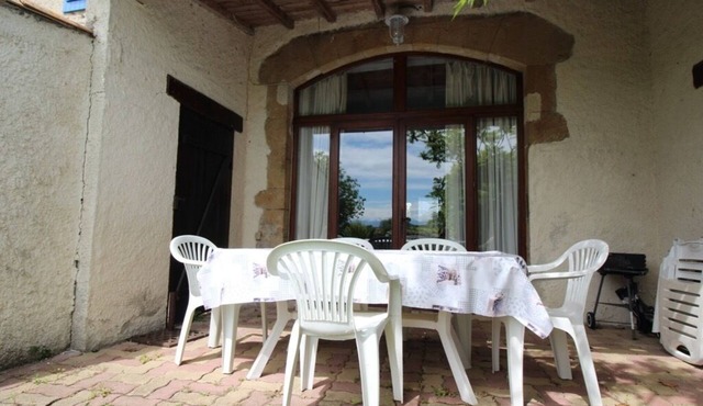 Gîte Lavande: renovated farmhouse with swimming pool and panoramic view of the Pyrenees