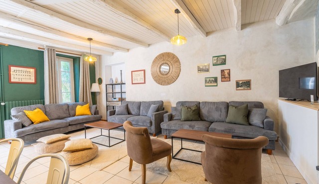 Gîte 'Le Cottage' with Shared Pool, Private Terrace and Wi-Fi
