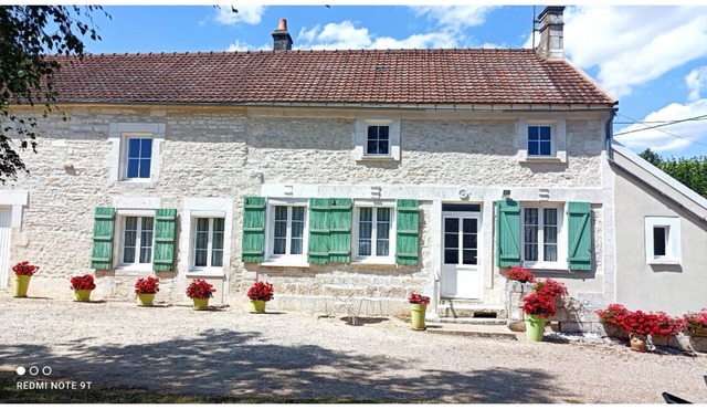GITE LE CARROUGE 15mn from Guédelon Former farmhouse enclosed grounds 6 persons