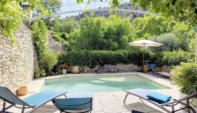 Gite le chat bleu, shared pool overlooking the Luberon
