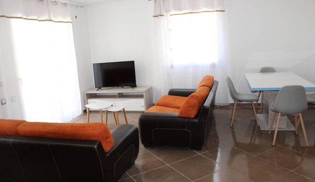 Gite le Chene Avec Piscine Privée, à Proximité des Rivières et Commerces