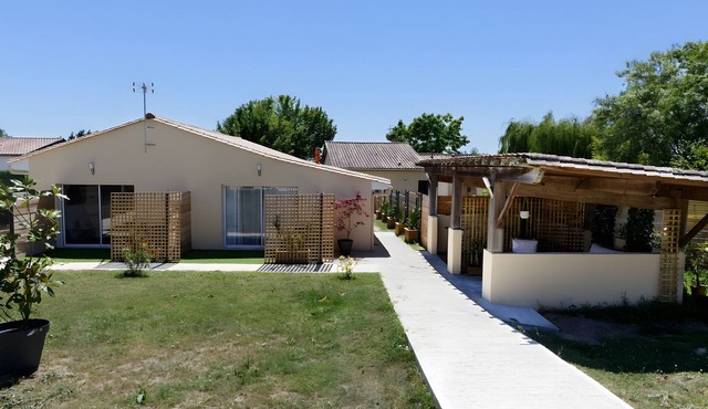 Gite le cocon de lily – Spacious Retreat in the Bordeaux Vineyards