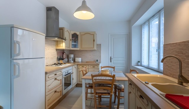 Gîte Le Francvillois: Holiday Home with Private Garden and Wi-Fi