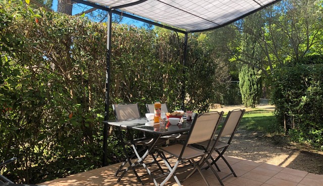 Gîte 'Le Pin Parasol' at Heike and Didier's, shared pool, Wi-Fi and air conditioning