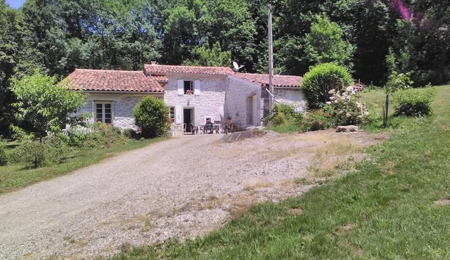 Gîte le Coumis sleeps 6, kitchen, parking and garden.