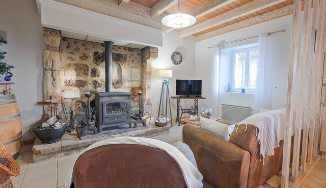Gite Le Moutat-La Cave with Private Garden and Wi-Fi