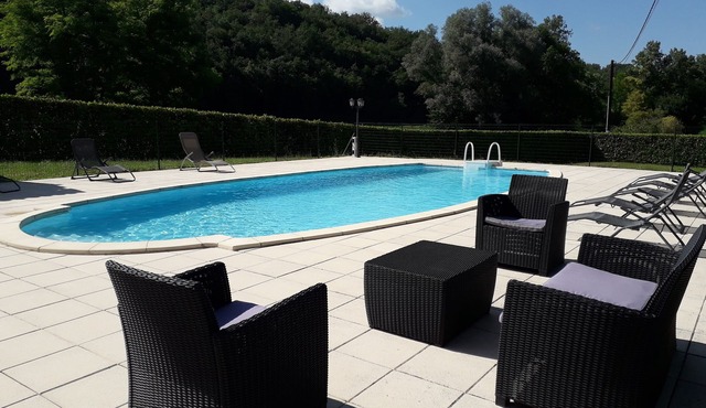Gite LE PEYSSET between SARLAT and MONTIGNAC LASCAUX with private pool.