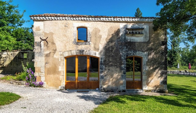 Gîte Le Pigeonnier with Shared Pool, Wi-Fi, and Air Conditioning