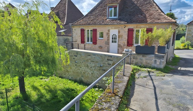 Gîte Le Pigeonnier with Enclosed Garden, Between Padirac and Rocamadour