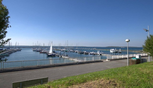 Gîte Le Port Mesnil - At the foot of the Lake and the Port