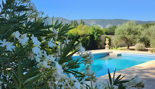 Gîte Le Roma with Shared Pool, Wi-Fi, and Air Conditioning in Oppède