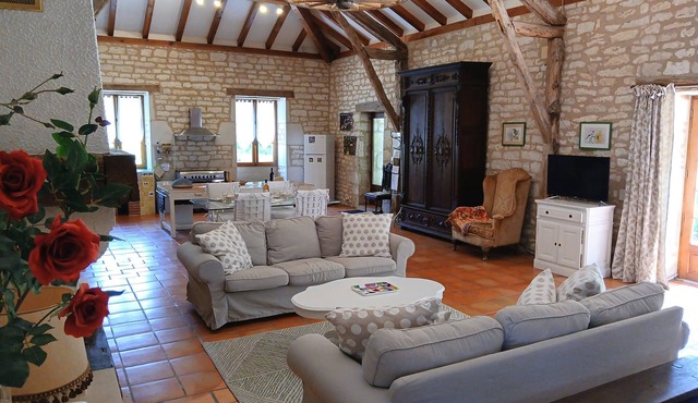 Gite Le Sabatou. Converted Barn Private Pool 15ha nature park.