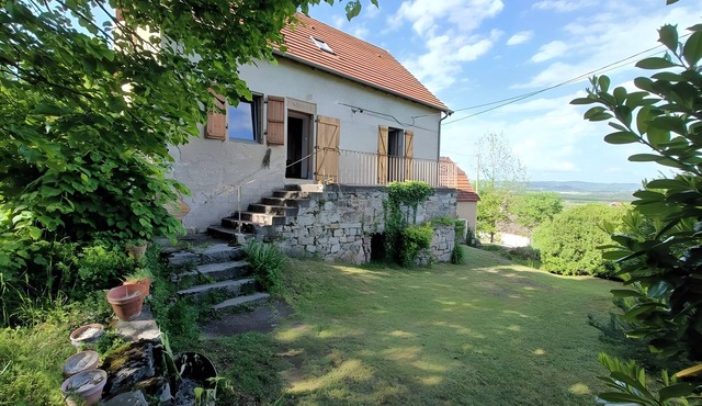 Gîte "Le Salon" with Panoramic View, Private Garden, and Balcony