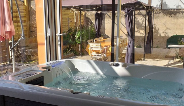 Gîte Le Suquet in the heart of Lambesc near the Pont Royal golf course