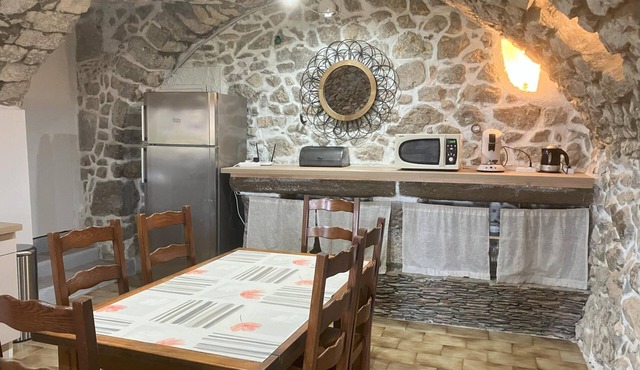 Gîte “Les Beaumes” with Shared Pool, Wi-Fi, and Air Conditioning