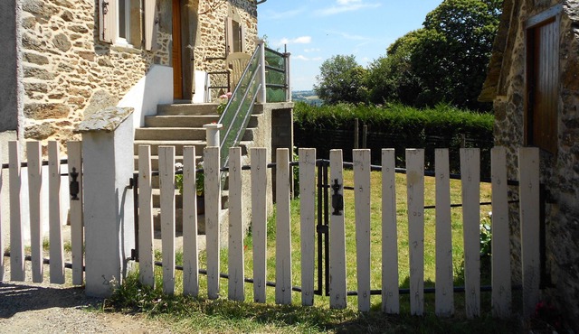 Gîte les Cayroux, in the countryside, calm, restful with very beautiful panorama
