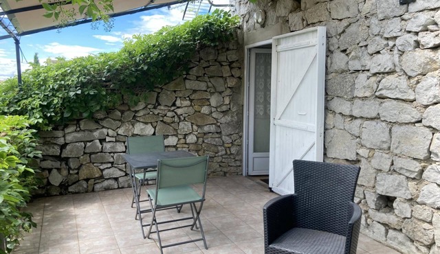 Gîte "Les Combes" with Shared Pool, Wi-Fi, and Air Conditioning