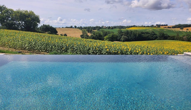 Gîte Les Hauts d’En Perrin with Heated Pool and Mountain View