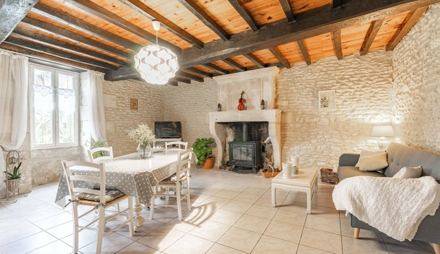 Gîte Les Hauts De L'estuaire with Private Terrace, Garden, and Wi-Fi