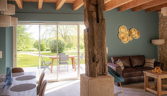 Gîte Les Lilas - Les Carassonnes with Shared Pool, Wi-Fi, and Air Conditioning