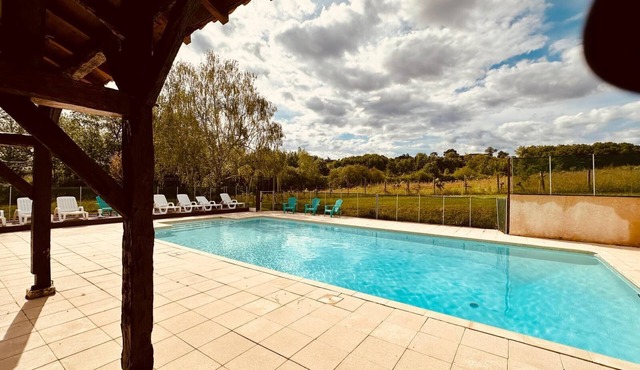 Gîte “Les Naudines” with Shared Pools, Private Terrace, and Wi-Fi