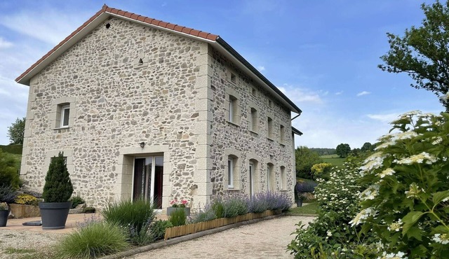 Gite Les Ruisseaux: Renovated Stone House in the Countryside, Accessible to All