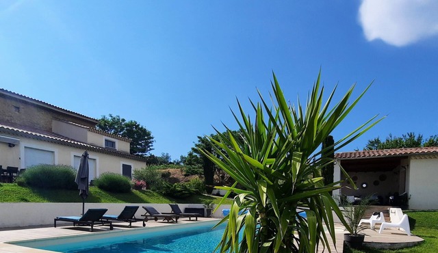Gîte 'Les Vignes', heated swimming pool, breathtaking view at the foot of Mt Ventoux