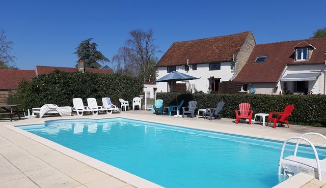 Gite Les-Vines, Vin Blanc, in a quiet hamlet with pool.