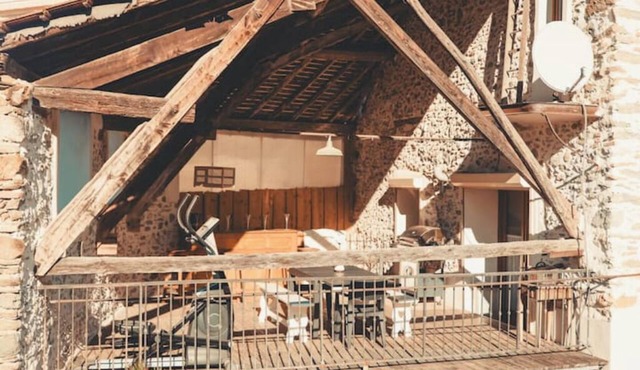 Gite located between lake and mountains, close to small tourist town.