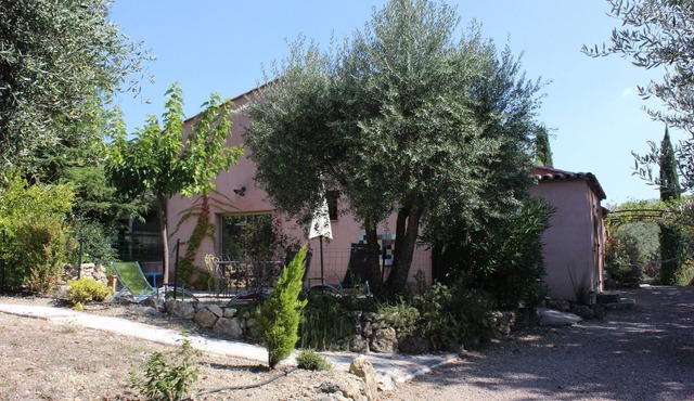 Gite located on a nursery, very quiet and wooded with large swimming pool.