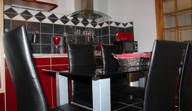 Gîte "Loire" park with trees bordering the Loire in a small tourist town.