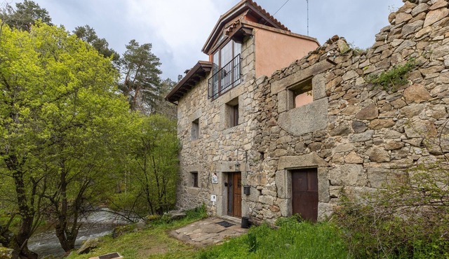 Gîte 'Molino Navarenas' with lake view, balcony and Wi-Fi
