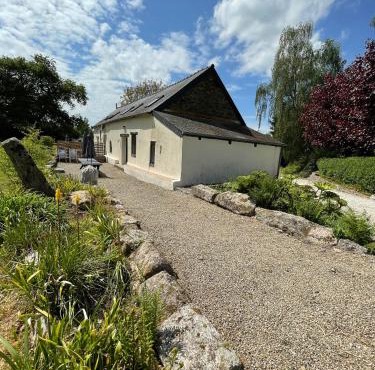 Gîte Madeleine, 4 bedroom country cottage with pool, sleeps 10