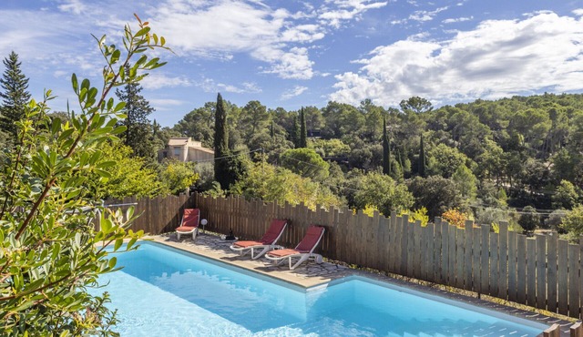 Gîte Nature in Lorgues, is a charmingly renovated holiday home for 4 people with a pool.