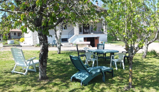 Gite of IRIS whole house on ground of 8000 m2