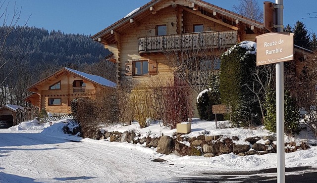 Gîte on the ground floor of a real wooden chalet, a former painter's studio.