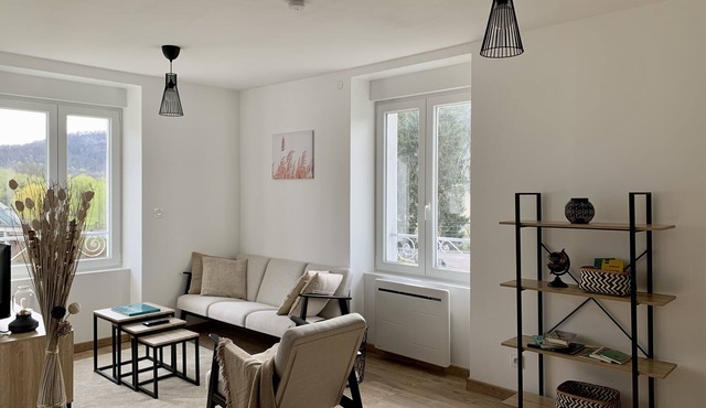 Gîte overlooking the Doubs, close to hiking trails