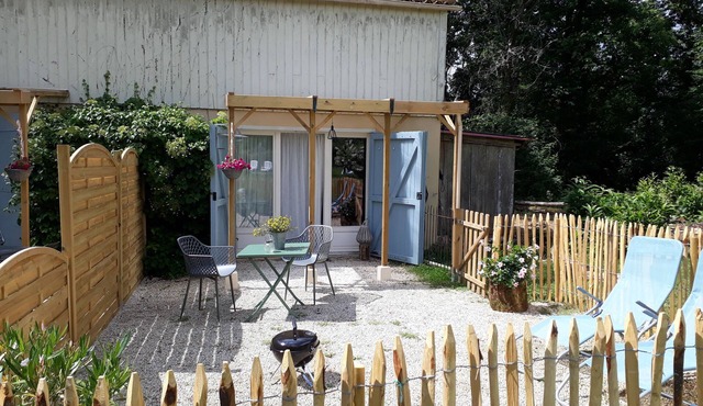 Gîte Pèr (dog friendly), with swimming pool. In the heart of the Dordogne!