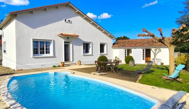 Gite pour 10personnes, avec jardin & Piscine couverte, située à CRITEUIL, en Charente. Entre 180€ et 230€/nuit selon la saison.