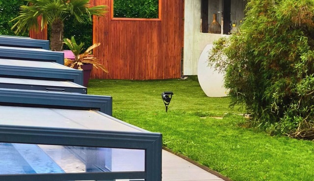 Gite pour 10 personnes avec piscine chauffée situé à Marthon en Charente Entre 270€ et 350€/nuit selon la saison.