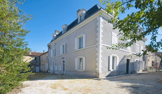 Gite pour 13 personnes situé au Centre ville de Ruffec avec une grande cour intérieure où l'on peut se garer, et un grand jardin arboré. Entre 200€ et 300€/nuit selon la saison.