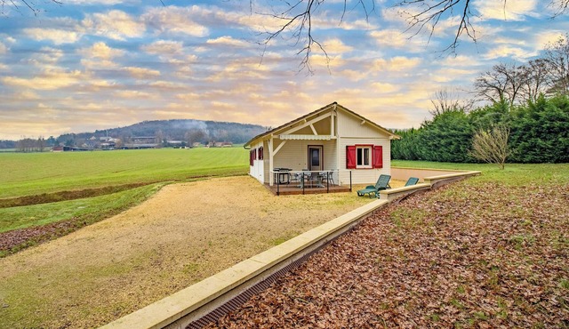 Gîte Prairie – Charm and Tranquility in Périgord Noir, Shared Pool, Terrace and Nature